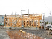 雨ですが建ててます。