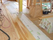 仕上の床材を貼っています。